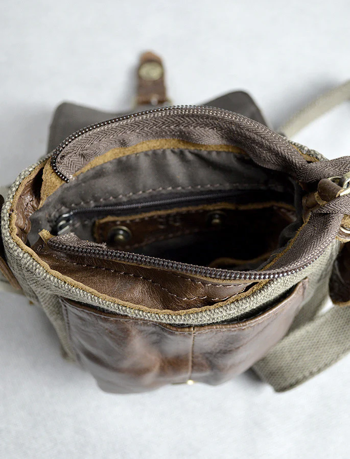 Small Traditional Tweed & Leather Flight Bag - Image 3